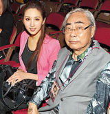 组图：76岁爷孙恋男主角换新欢 与嫩模亲密出街