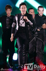 组图：JYJ热力开唱 金在中秀胸肌纹身隐现(朴有天/金俊秀)