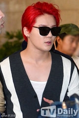 组图：韩团JYJ赴京开唱 黑超照面酷帅