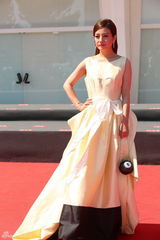 组图：《亲爱的》红毯 赵薇长裙飘逸郝蕾穿黑裙