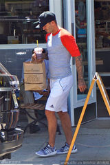 组图：贝克汉姆买饮料外卖当奶爸 纹身手臂夺目