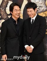 组图：《秘密之门》发布会 韩石圭等低调亮相