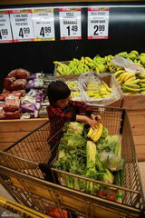 组图：爸爸2萌娃客显主人风 超市作战小鬼当家