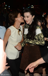 组图：范冰冰裙装亮相 与品牌女高层“激吻”