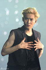 独家：EXO香港演唱会直击 成员嗨唱粉丝尖叫