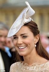 组图：凯特王妃出席游园会 裸色蕾丝连衣裙抢眼