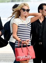 组图：希尔顿韩国大马路上狂摆POSE任拍