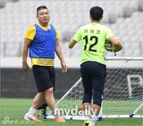 组图：《艺体能》友谊赛 李起光受伤被抬下场