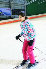 组图：柳岩灿盛(2PM)乡村支教 孙坚霏霏(miss A)体验冰雪奇缘