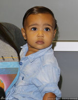 组图：卡戴珊抱爱女母爱泛滥 小妞擦唇蜜戴耳钉