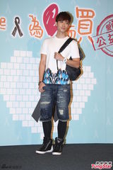 组图：捐款争议多 炎亚纶称爱心不该挑时间