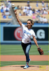 组图：阿尔芭变身棒球女将 动作标准英姿飒爽