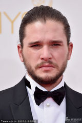 组图：基特-哈灵顿帅气正装亮相艾美红毯