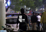 组图：朱丹周一围夜会逛街 甜蜜牵手似老夫老妻