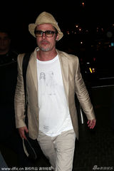 组图：朱莉与皮特携子女现身 手绘T恤秀恩爱