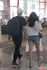 组图：平安现身机场显疲惫 不顾形象狂啃汉堡