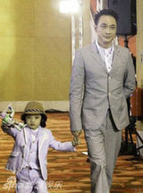 组图：吴镇宇儿子成长照曝光 曾被老爸评太帅