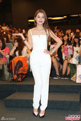 组图：炎亚纶李毓芬现身签书会 (炎亚纶遭讥整形关微博)