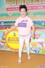 组图：佘诗曼出席活动笑林峰财多身子弱