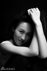 组图：练束梅写真黑白色调透露文艺气息