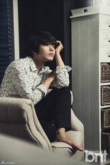 组图：吕珍九清新写真 变身花衬衫轻熟男