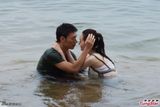 组图：许志安激情演绎新MV 与新人女星水中情