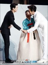 组图：亚运群星会 李英爱点火鸟叔骑马Exo斗舞