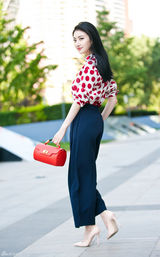 组图：景甜初秋街拍低眉浅笑柔情似水