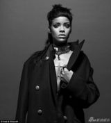 组图：蕾哈娜撅臀风骚遮胸 破洞衫性感露半乳