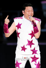 组图：韩国歌手PSY首尔个唱 劲歌热舞high翻全场