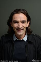 组图：《曼德拉》拍写真 哈里斯紧抱易德立斯