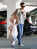 组图:艾米-亚当斯接女下课 小萝莉麻花辫似公主