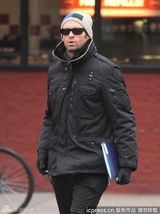 组图：休-杰克曼夫妇送女儿上学伊娃与老妈比赛