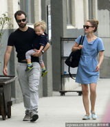 组图：娜塔丽-波特曼咬指甲扮萌 老公逗乐儿子