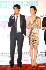 幻灯图：刘亦菲王力宏携手宣传新片 合作亲密无间 