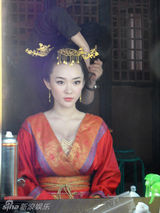 幻灯图：霍思燕《龙凤店》定妆 发饰拉扯头皮发麻