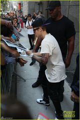 组图：比伯秀新玫瑰纹身与粉丝合照摆酷