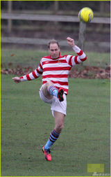 组图：威廉王子与弟弟哈里踢球 成对手大方拥抱