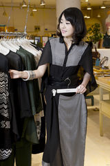 组图：孙耀琦曝光街拍写真职场女走百变风