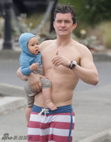 组图：奥兰多半裸抱子现身十足帅气奶爸样
