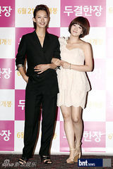 组图：柳贤京等出席《两个婚礼一个葬礼》试映会