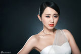 组图：孙耀琦白裙写真 红唇靓妆小露性感