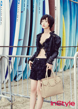 组图：韩星裴斗娜度假写真 内衣外露逗海豚