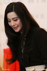 幻灯图集：范冰冰黑衣代言 长卷发披肩妩媚