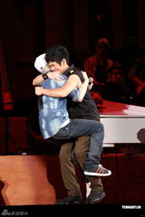 组图：曹格个唱力证与侧田兄弟情 刘德华低调助阵