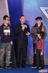 组图：陈柏霖新片《变身》首映 郭雪芙迟到致歉