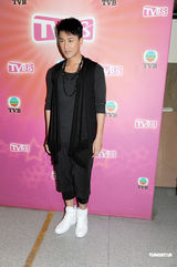 幻灯图：泳儿性感装扮抢收视 何润东想赴港苦练粤语