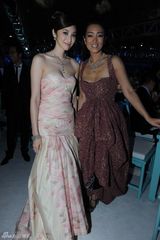 组图：吴佩慈出席活动显尊贵 与好友相见开心畅谈