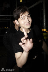 组图：东方神起北京开唱 献劲歌热舞现场变红海