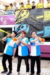 幻灯图：谭咏麟关楚耀结伴工作 回忆幼时踢球趣事 